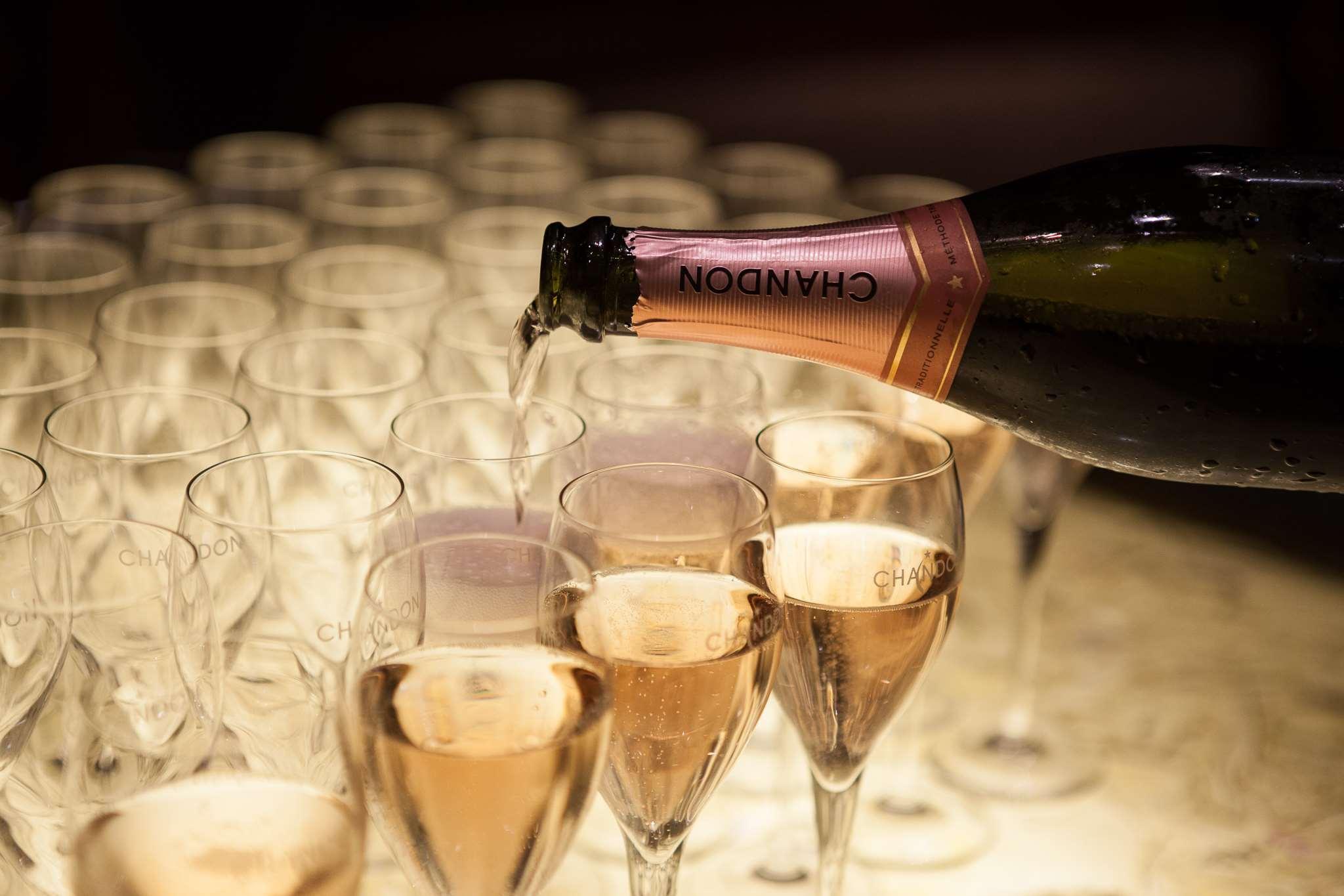 Hotel Park Hyatt Melbourne City Exterior foto Champagne being poured