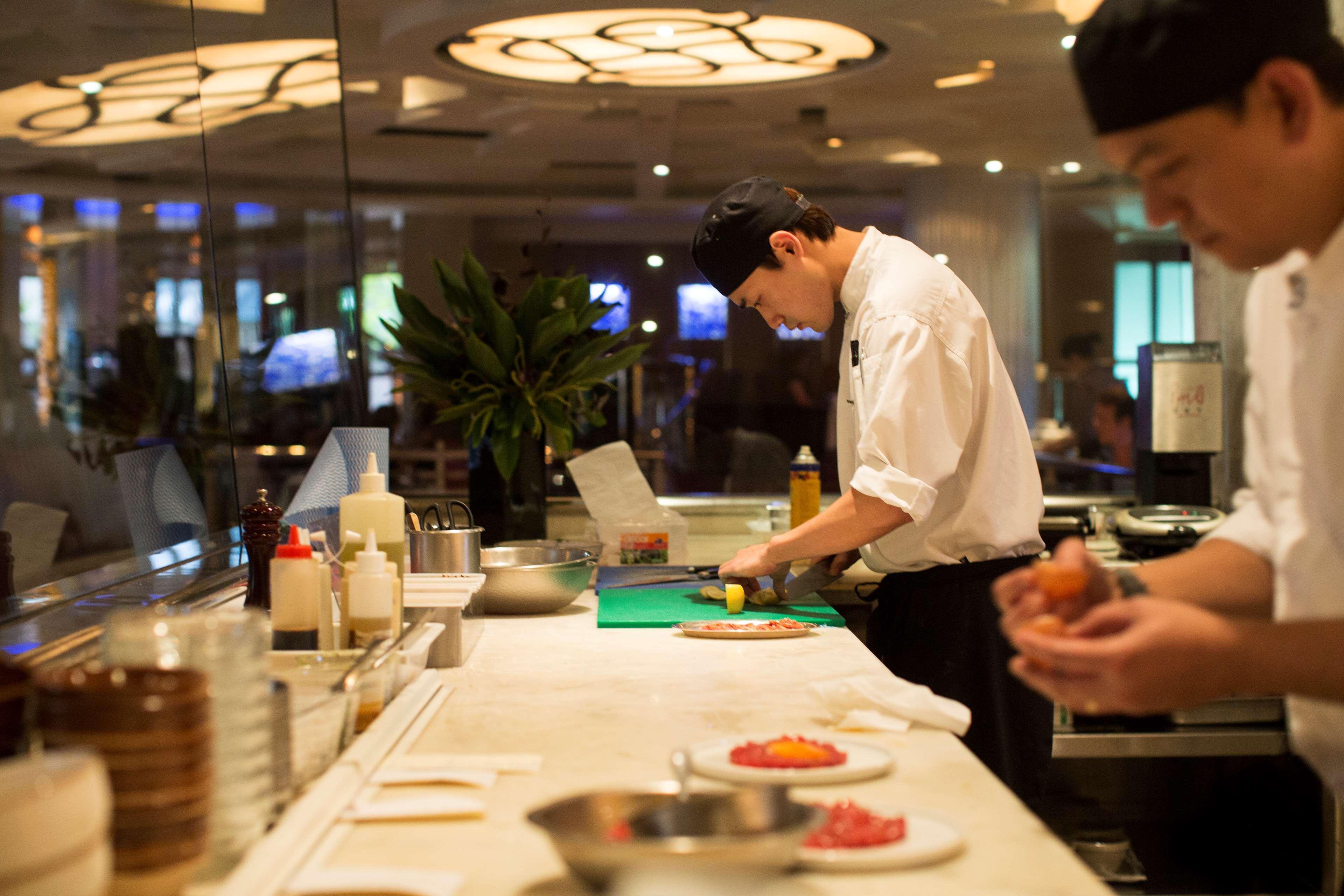 Hotel Park Hyatt Melbourne City Exterior foto A sushi chef at work