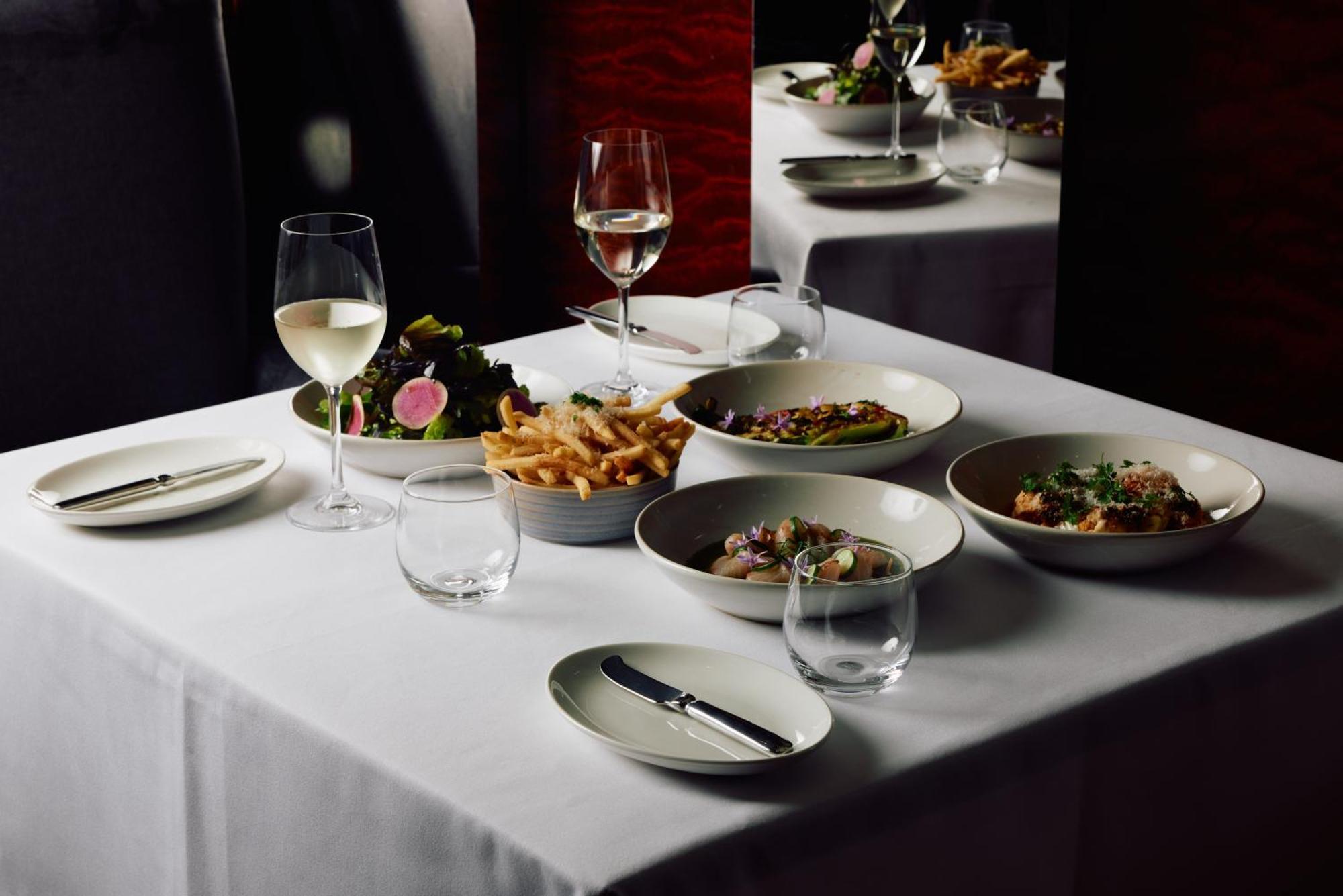 Hotel Park Hyatt Melbourne City Exterior foto A selection of dishes at the restaurant