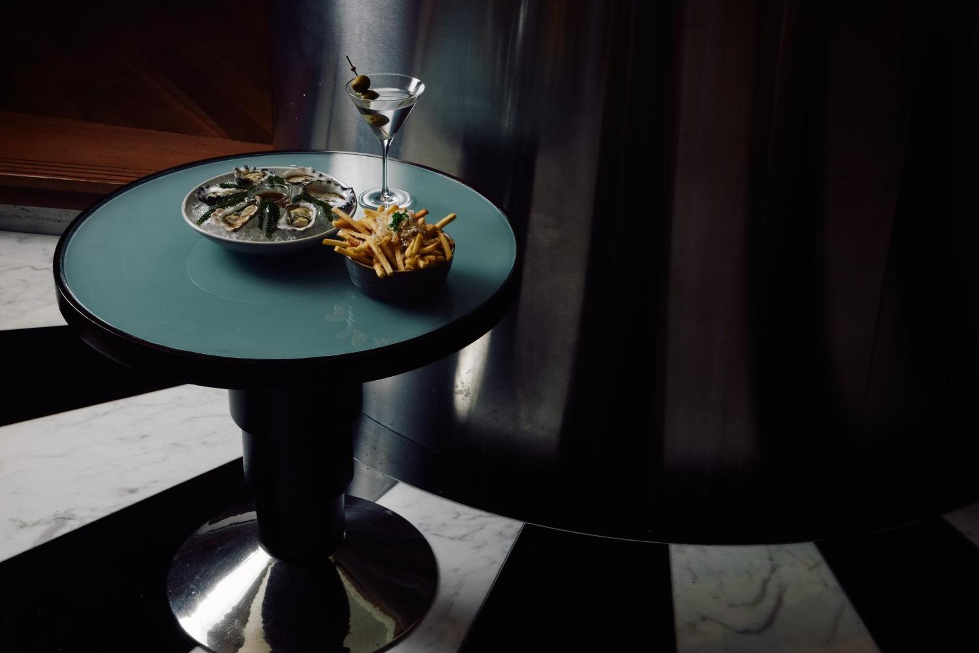 Hotel Park Hyatt Melbourne City Exterior foto A table with a martini