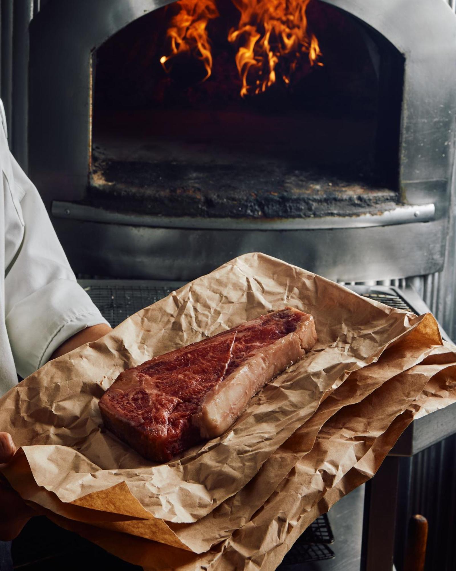 Hotel Park Hyatt Melbourne City Exterior foto A steak being removed from a wood-fired oven