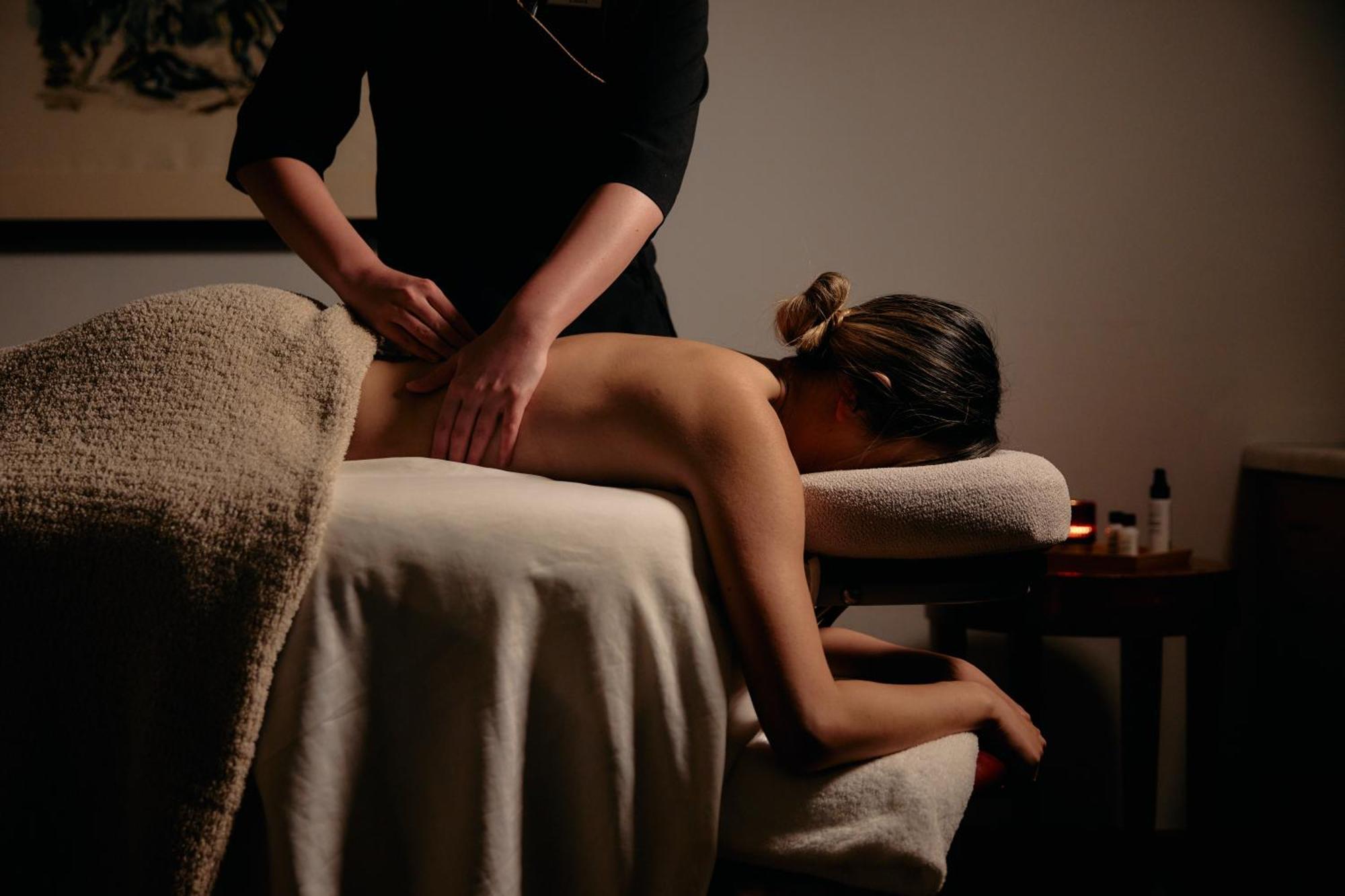 Hotel Park Hyatt Melbourne City Exterior foto A massage therapist treating a female patient