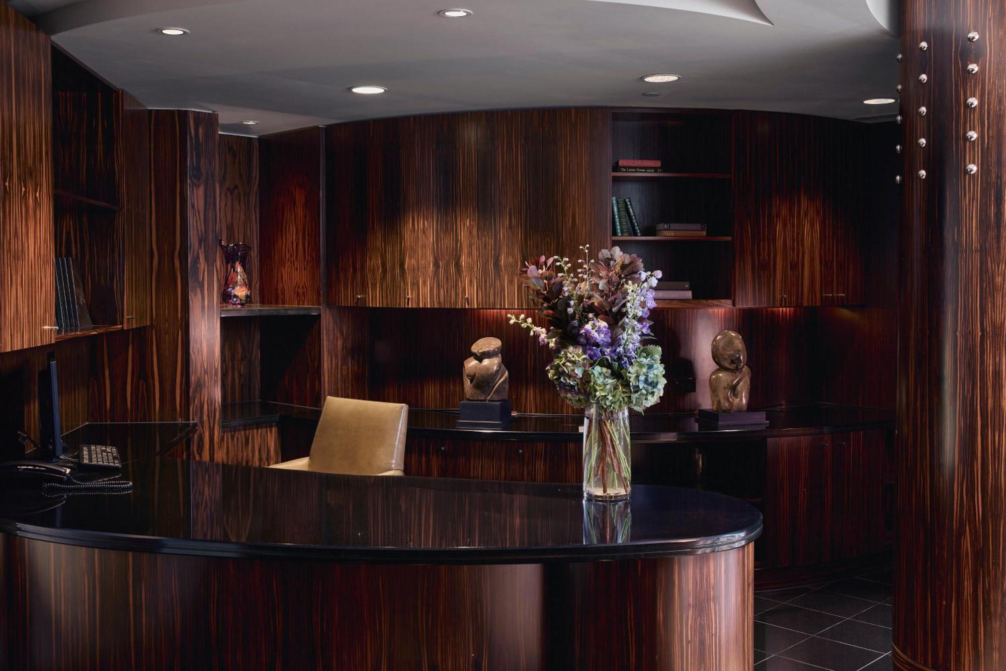 Hotel Park Hyatt Melbourne City Exterior foto The reception desk at the hotel