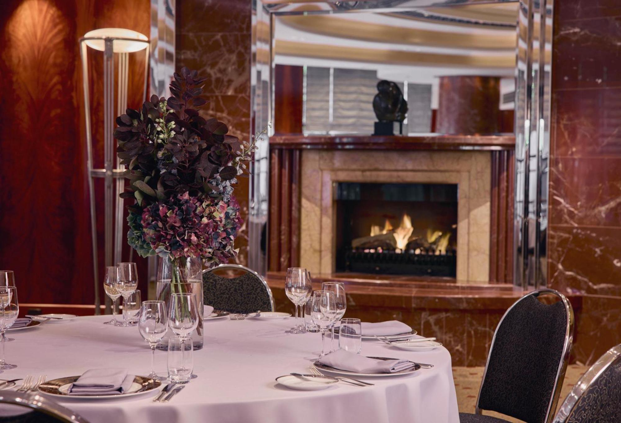 Hotel Park Hyatt Melbourne City Exterior foto The fireplace in the restaurant