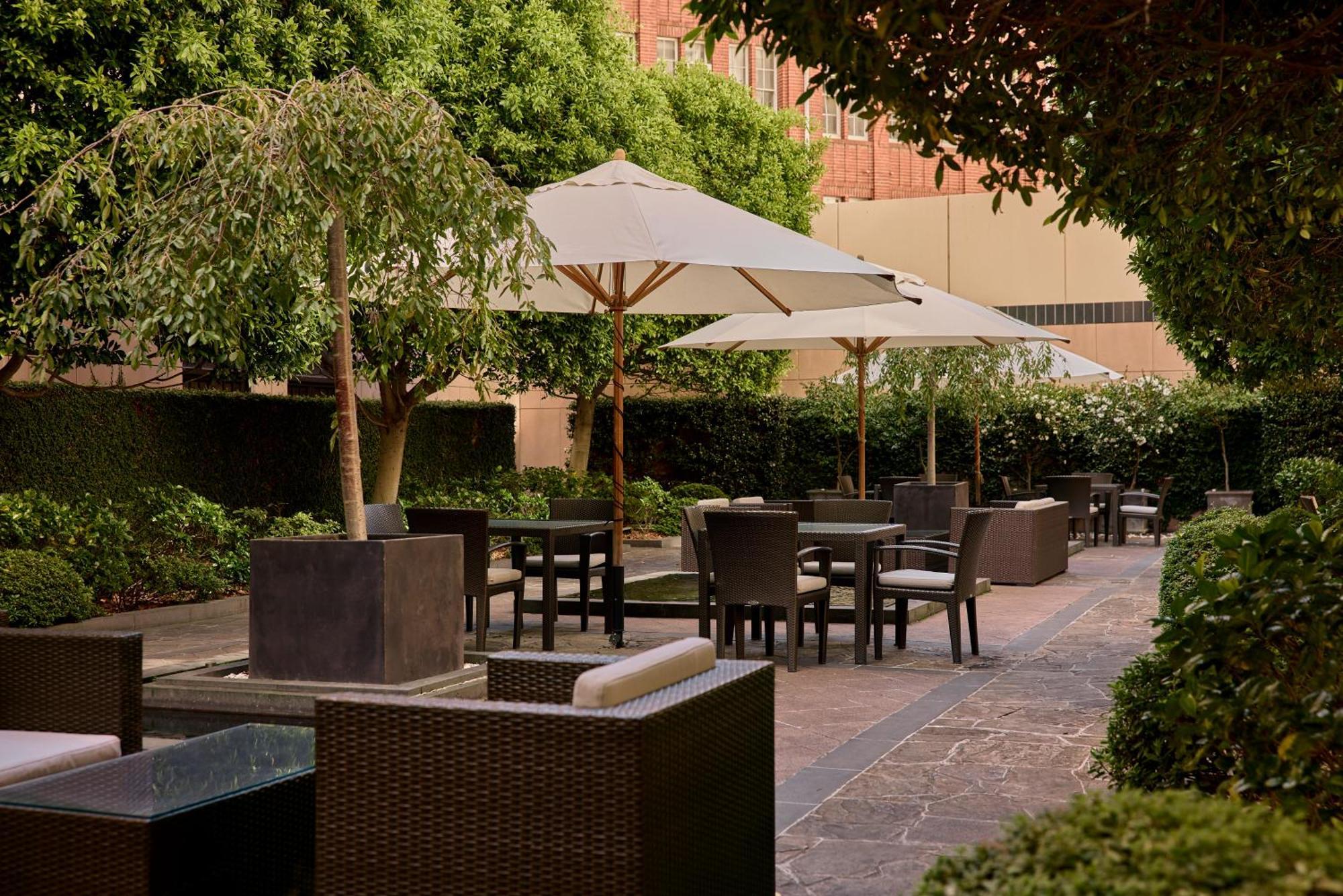 Hotel Park Hyatt Melbourne City Exterior foto The hotel's garden